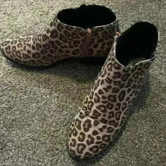 Soda Women's Round Toe Western Ankle Bootie Cheeta Print Booties - Picture 3 of 4